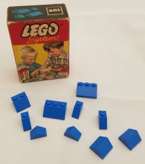 LEGO System 281 1 x 2 and 3 x 2 Sloping Bricks, Blue
